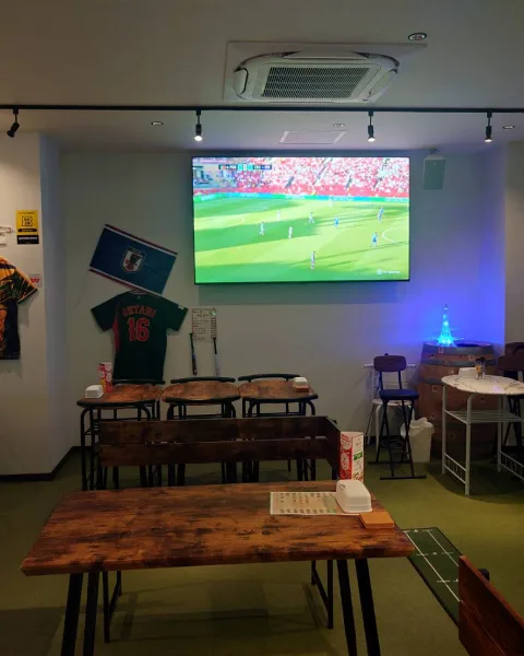大画面TVのある店内