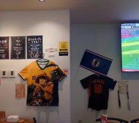 テーブル席とテレビ