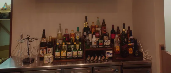 豊富なボトルが並ぶ棚