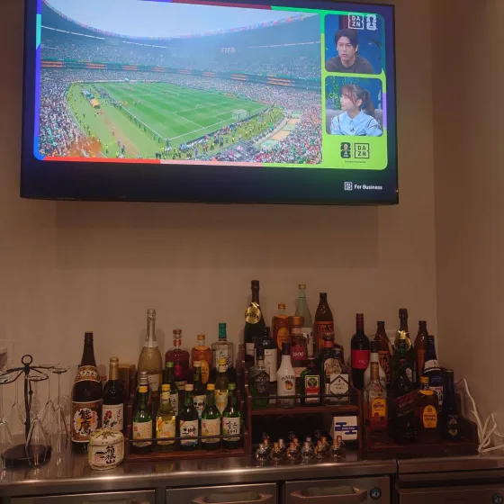 大画面TVでスポーツ観戦を楽しめる店内