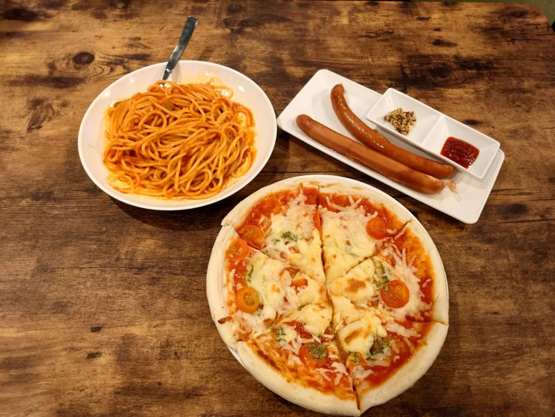 パスタ・ピザ・ソーセージなどのフードメニュー