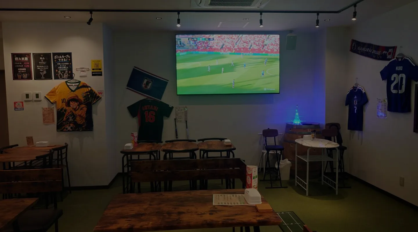 大画面TVでスポーツ観戦を楽しめる店内